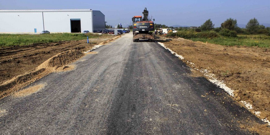 Asfaltiran novosagrađen dio ceste u Industrijskoj zoni, u tijeku gradnja javne rasvjete