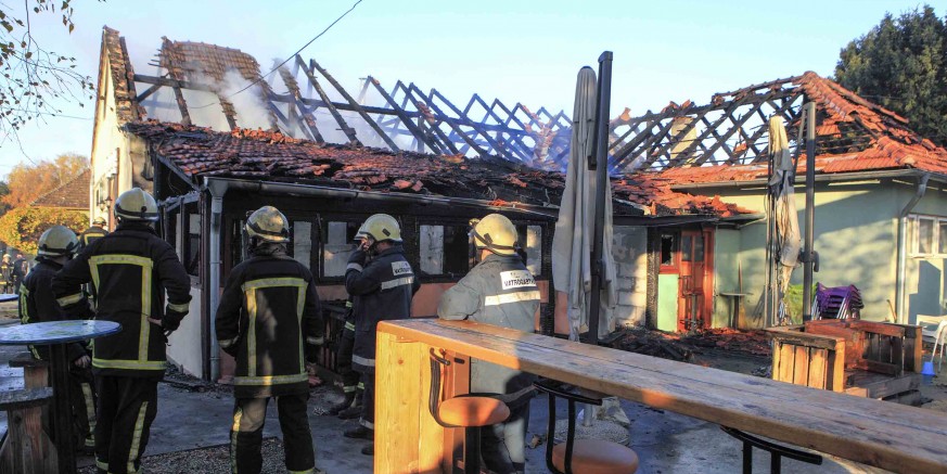 U golemom požaru noćas je potpuno izgorio Retro bar te prostori Pučkog otvorenog učilišta Ivanec