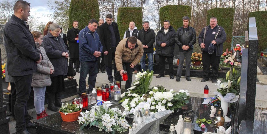 Cvijeće i svijeće na grob poginulog vukovarskog branitelja Stjepana Vusića
