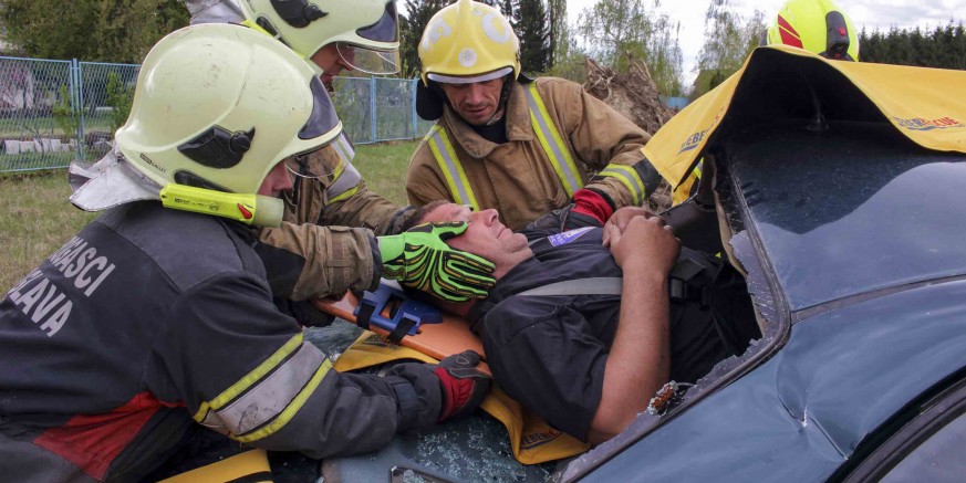 DVD Ivanec: Primjena nove opreme za spašavanje ozlijeđenih u prometnim nesrećama