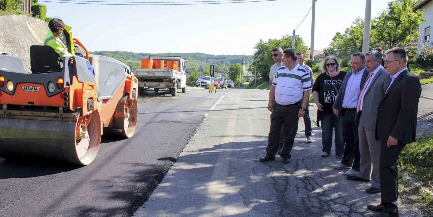 U tijeku asfaltiranje županijske ceste Radovan – Pece