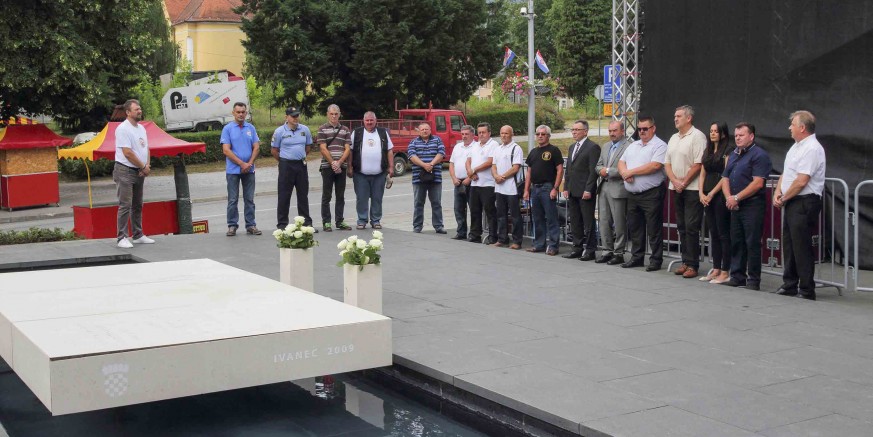 Cvijeće poginulim ivanečkim braniteljima u povodu Dana državnosti