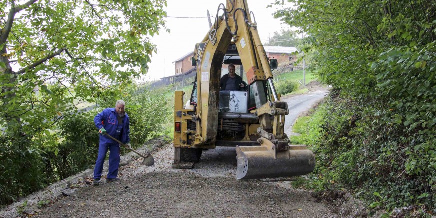 Privremena sanacija teško oštećene nerazvrstane ceste u Salinovcu