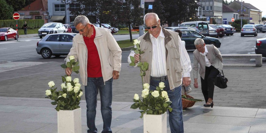 Bijele ruže na spomen-obilježje poginulim braniteljima u povodu Dana državnosti