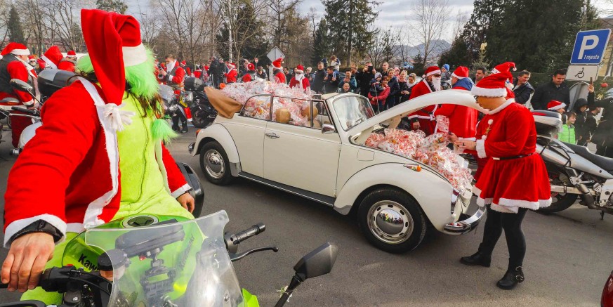 Motorizirani djedovi podijelili stotine darova djeci na ivanečkoj gradskoj špici