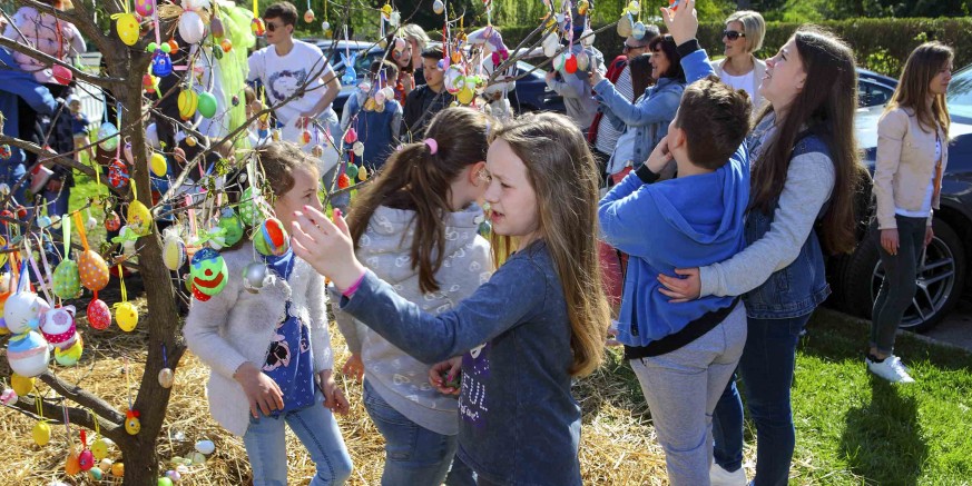 Veliko mnoštvo građana i djece na Uskrsnom sajmu na Kinotrgu Ivanec
