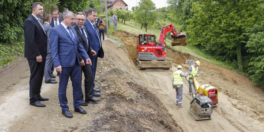 PRESS KONFERENCIJA U IVANCU Ministarstvo graditeljstva izdalo lokacijsku dozvolu za brzu cestu Varaždin-Ivanec-Lepoglava