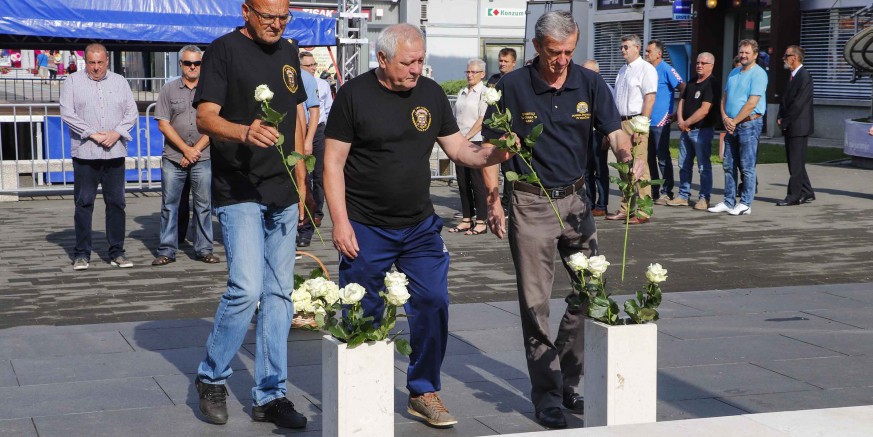 Ruže na spomen obilježje poginulima uz Dan državnosti