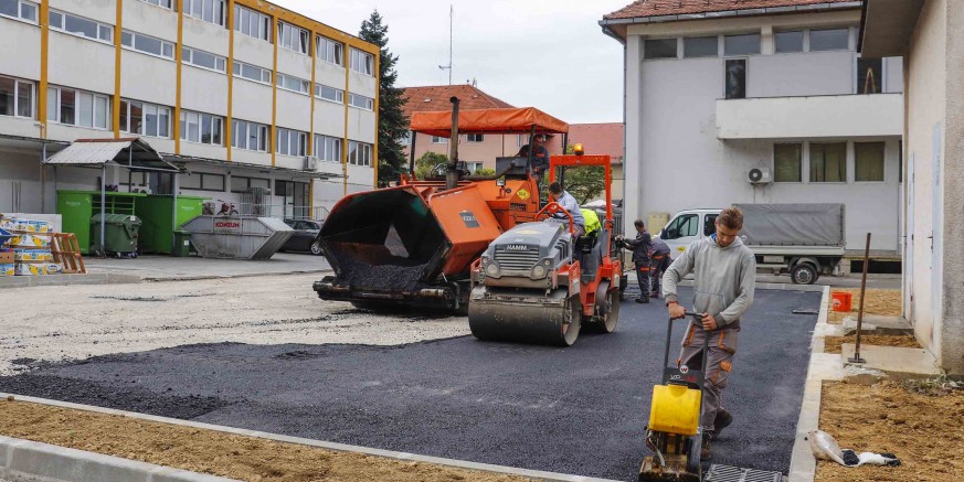 Asfaltira se novo parkiralište u centru Ivanca, s 27 novih parkirnih mjesta; vrijednost radova 587.000 kuna