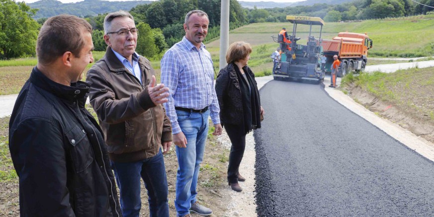 Radovi na asfaltiranju 5,6 km nerazvrstanih cesta u punom jeku – asfaltirano 1.000 metara ceste do zaseoka Kozulići