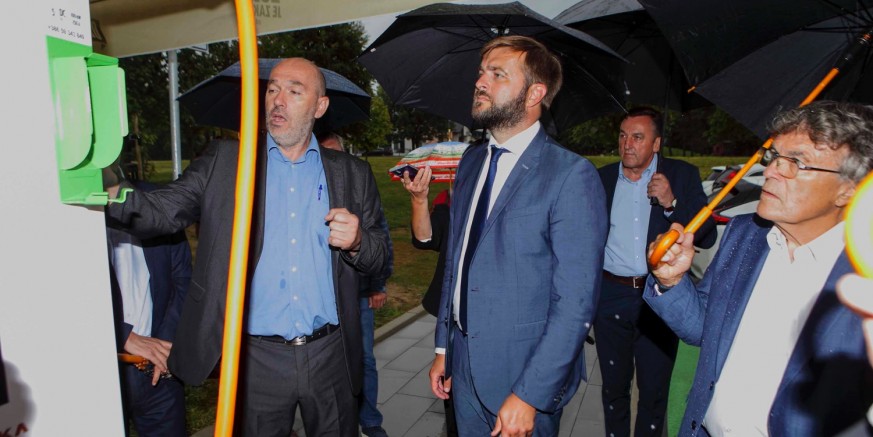 Ministar gospodarstva T. Ćorić razgledao punionicu električnih vozila u prodajnom centru MIPCRO