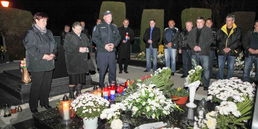 Cvijeće i svijeće na grob Stjepana Vusića poginulog u Borovu Naselju 18. studenog 1991.