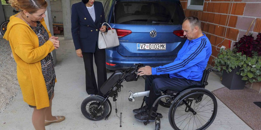 ZAKLADA GRADA IVANCA Mladenu Kušenu nova invalidska kolica s elektromotornim dodatkom