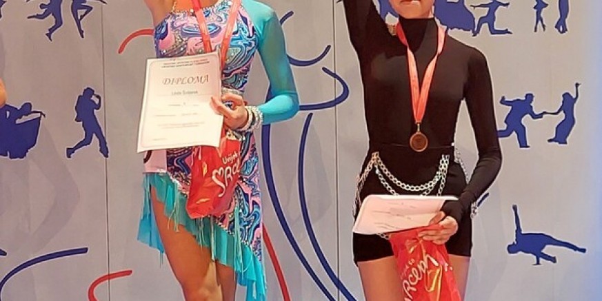 Linda Šoštarek, državna prvakinja mladež i Ela Alibašić, brončana medalja mladež PRH.jpg