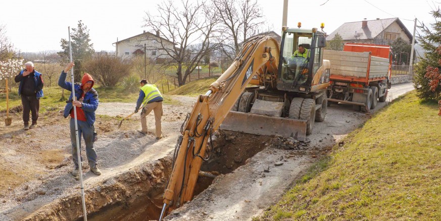 AGLOMERACIJA IVANEC Širom gradskog područja radovi na iskopima i polaganju kanalizacijskih kolektora