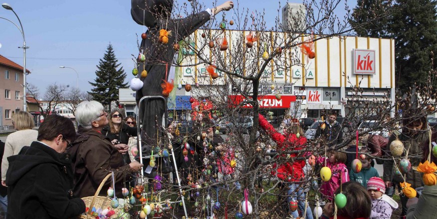 Mališani i djeca stotinama pisanica ukrasili uskrsno stablo na gradskoj špici