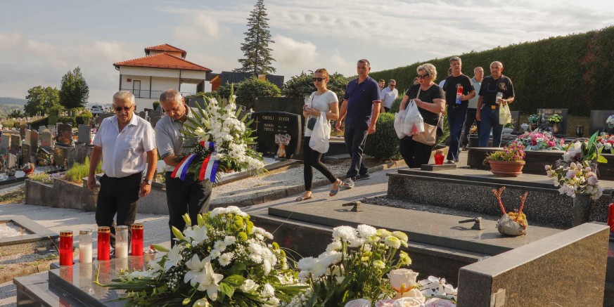 Polaganjem cvijeća i paljenjem svijeća odana počast poginulom heroju Domovinskog rata Željku Putaru - Grdaku